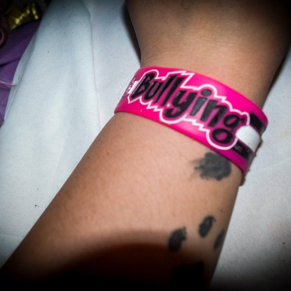 Stomp out bullying pink silicon bracelet - Picture 3 of 4